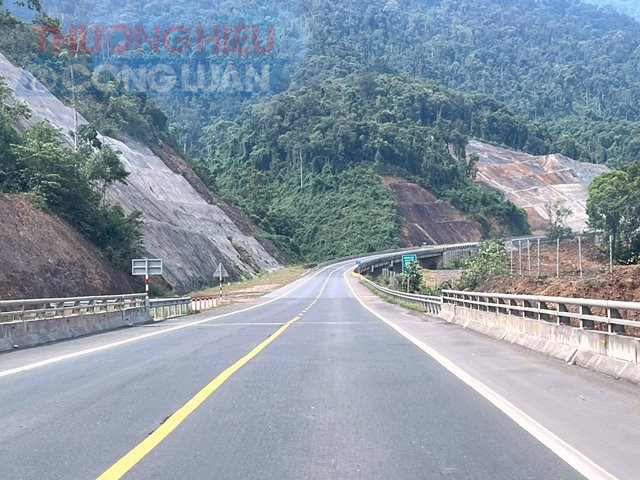 Tuyến đường này cấm các xe thô sơ, các loại xe được phép đi với tốc độ tối đa 80km/h. Ảnh: Hoàng Hữu Quyết. Tuyến đường này cấm các xe thô sơ, các loại xe được phép đi với tốc độ tối đa 80km/h. Ảnh: Hoàng Hữu Quyết.