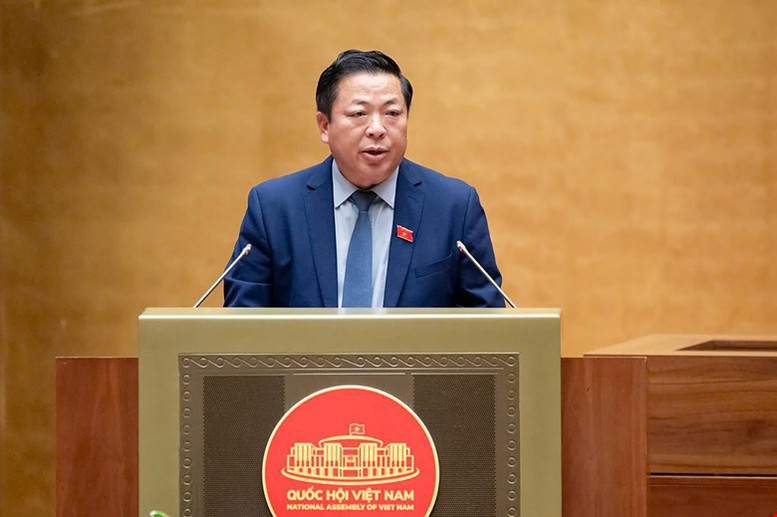 Bộ trưởng Bộ Xây dựng Trần Hồng Minh trình bày Tờ trình dự án Luật Đường sắt sửa đổi tại Quốc hội. Ảnh quochoi.vn.