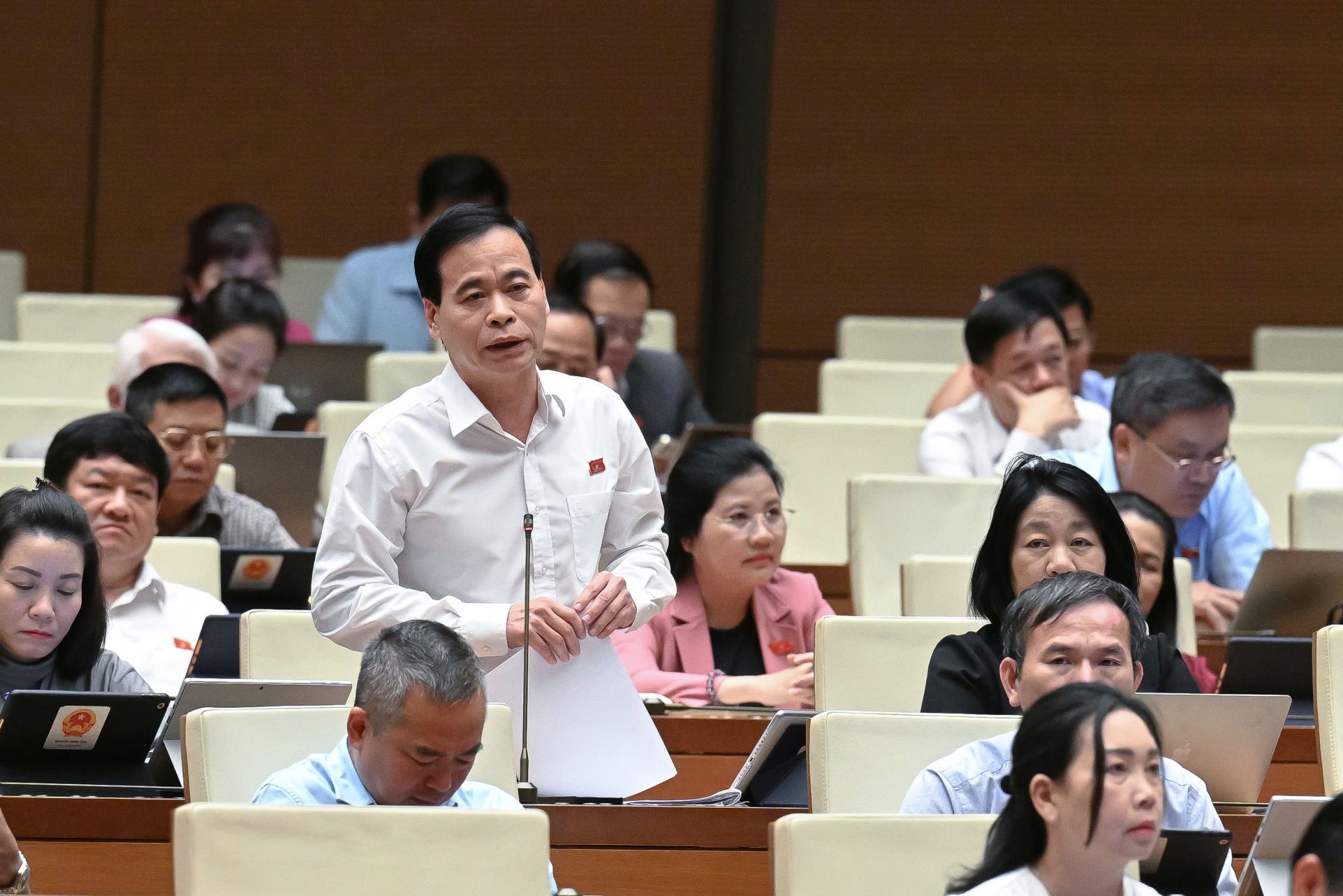 Đại biểu Nguyễn Mạnh Cường - Đoàn ĐBQH tỉnh Quảng Bình phát biểu Đại biểu Nguyễn Mạnh Cường - Đoàn ĐBQH tỉnh Quảng Bình phát biểu