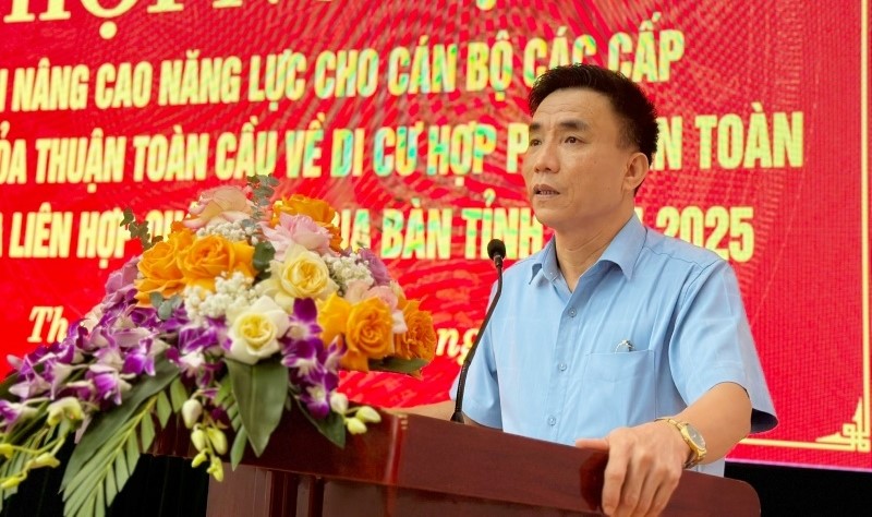 Báo cáo viên Ban Tuyên giáo và Dân vận Tỉnh ủy truyền đạt nội dung tại hội nghị.