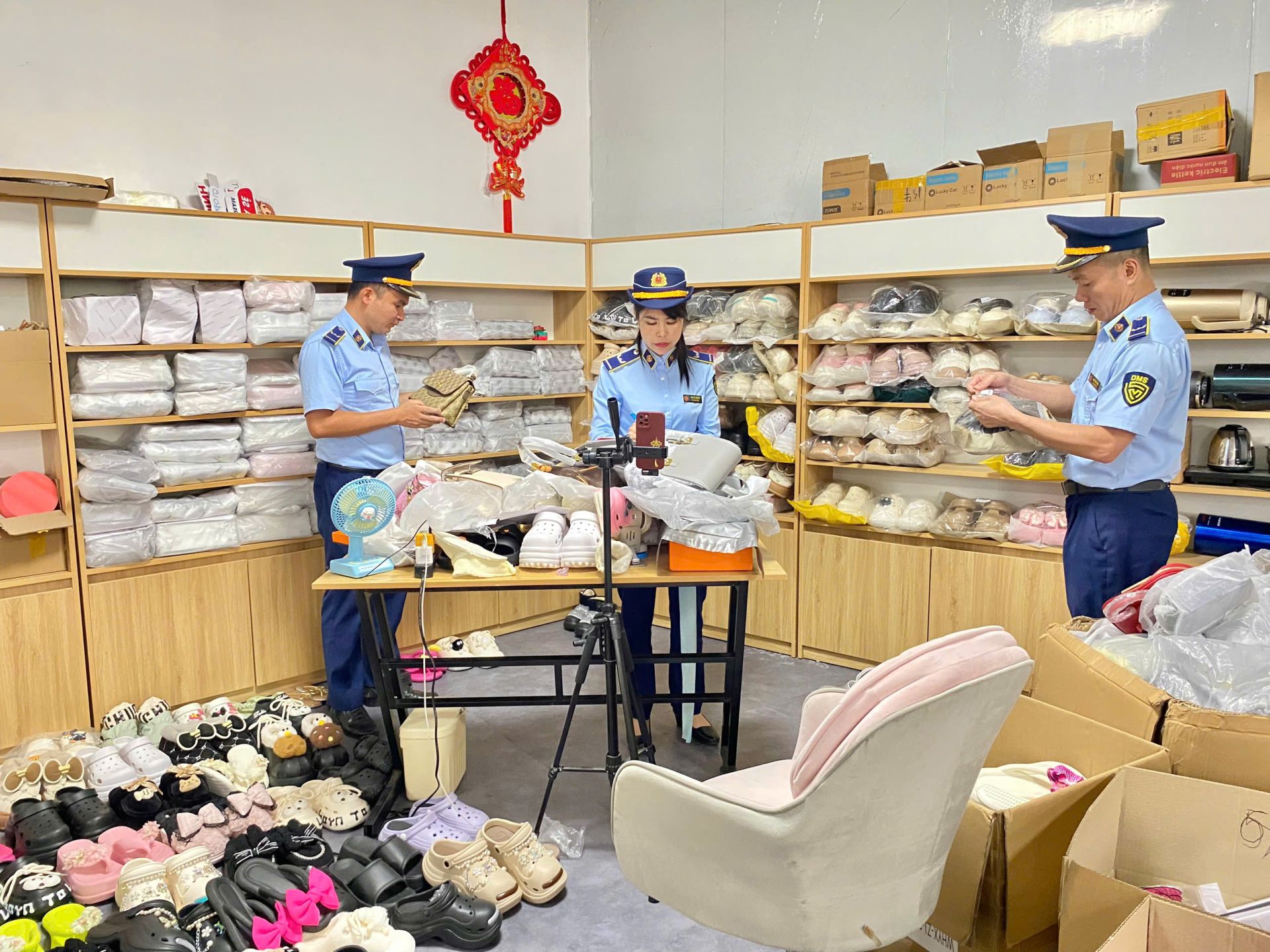 Đội QLTT số 6, Chi cục QLTT Lạng Sơn kiểm tra hàng hóa vi phạm Đội QLTT số 6, Chi cục QLTT Lạng Sơn kiểm tra hàng hóa vi phạm