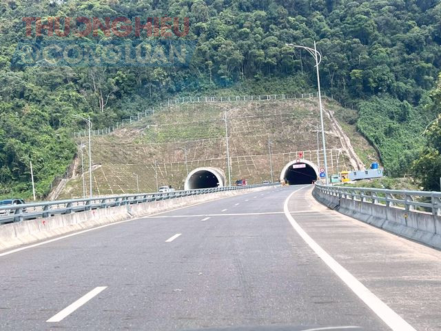 Tuyến đường đi qua hầm Mũi Trâu, nối giữa TP. Đà Nẵng và tỉnh Thừa Thiên Huế .Ảnh Hoàng Hữu Quyết. Tuyến đường đi qua hầm Mũi Trâu, nối giữa TP. Đà Nẵng và tỉnh Thừa Thiên Huế .Ảnh Hoàng Hữu Quyết.