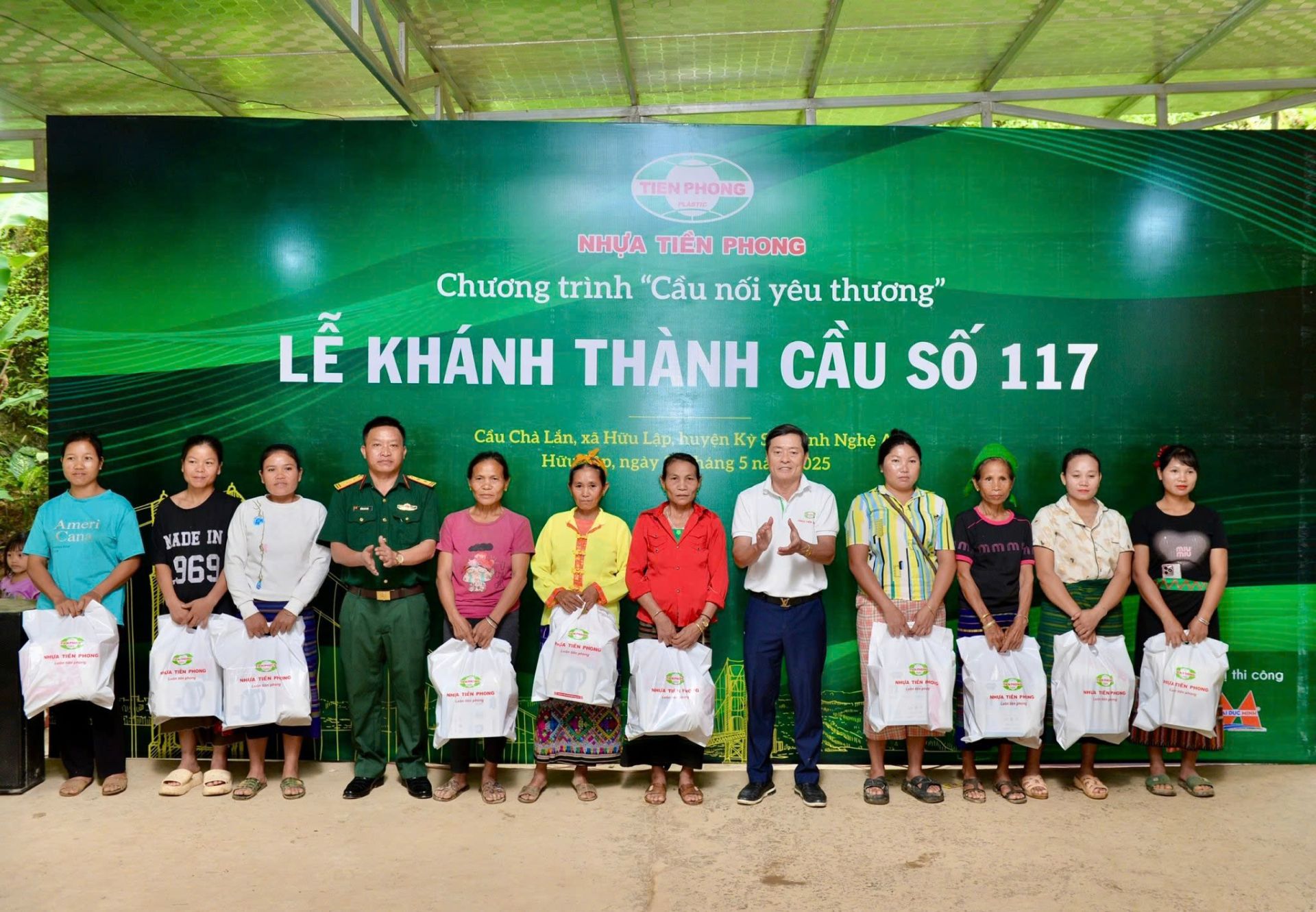 Nhựa Tiền Phong đã trao tặng 250 suất quà là những nhu yếu phẩm cần thiết, qua đó gửi gắm tình yêu và sự sẻ chia gửi tặng bà con bản Chà Lắn