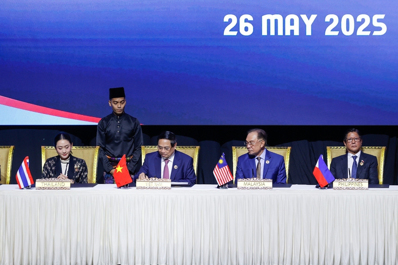 Thủ tướng Phạm Minh Chính cùng các nhà lãnh đạo ký Tuyên bố 'ASEAN 2045: Tương lai chung của chúng ta' - Ảnh: VGP/Nhật Bắc Thủ tướng Phạm Minh Chính cùng các nhà lãnh đạo ký Tuyên bố 'ASEAN 2045: Tương lai chung của chúng ta' - Ảnh: VGP/Nhật Bắc