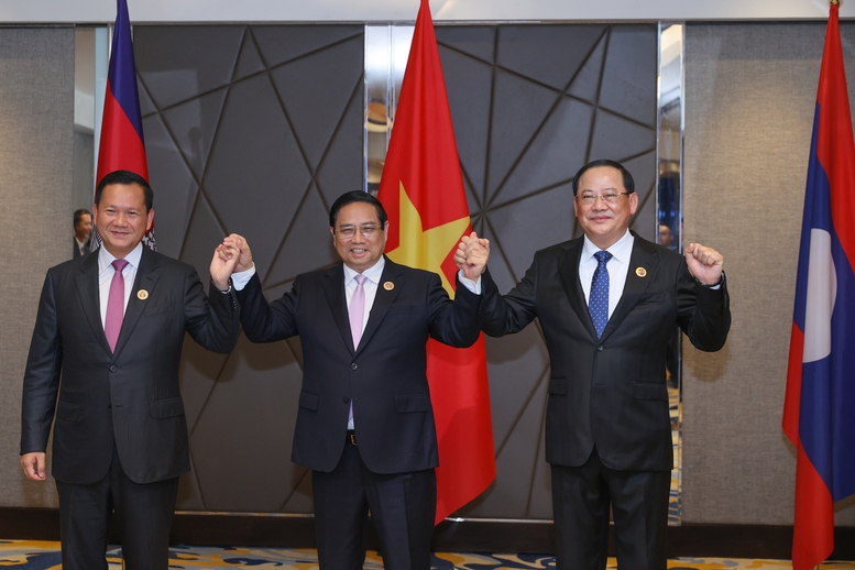 Thủ tướng Phạm Minh Chính cùng Thủ tướng Vương quốc Campuchia Samdech Thipadei Hun Manet và Thủ tướng CHDCND Lào Sonexay Siphandone - Ảnh: VGP/Nhật Bắc Thủ tướng Phạm Minh Chính cùng Thủ tướng Vương quốc Campuchia Samdech Thipadei Hun Manet và Thủ tướng CHDCND Lào Sonexay Siphandone - Ảnh: VGP/Nhật Bắc