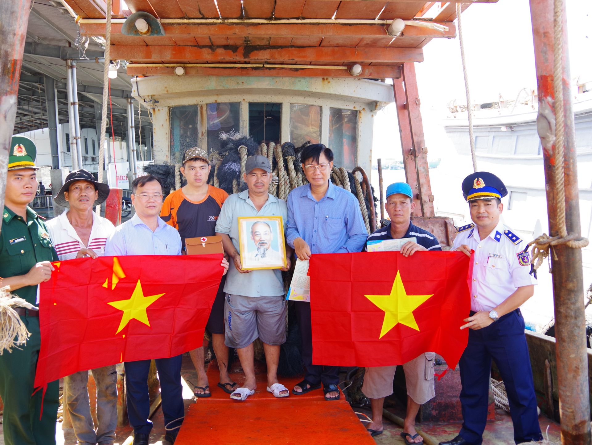 Hải đoàn 42 và các cơ quan, đơn vị, chính quyền địa phương tặng quà cho bà con ngư dân tại cảng cá Sông Đốc Hải đoàn 42 và các cơ quan, đơn vị, chính quyền địa phương tặng quà cho bà con ngư dân tại cảng cá Sông Đốc