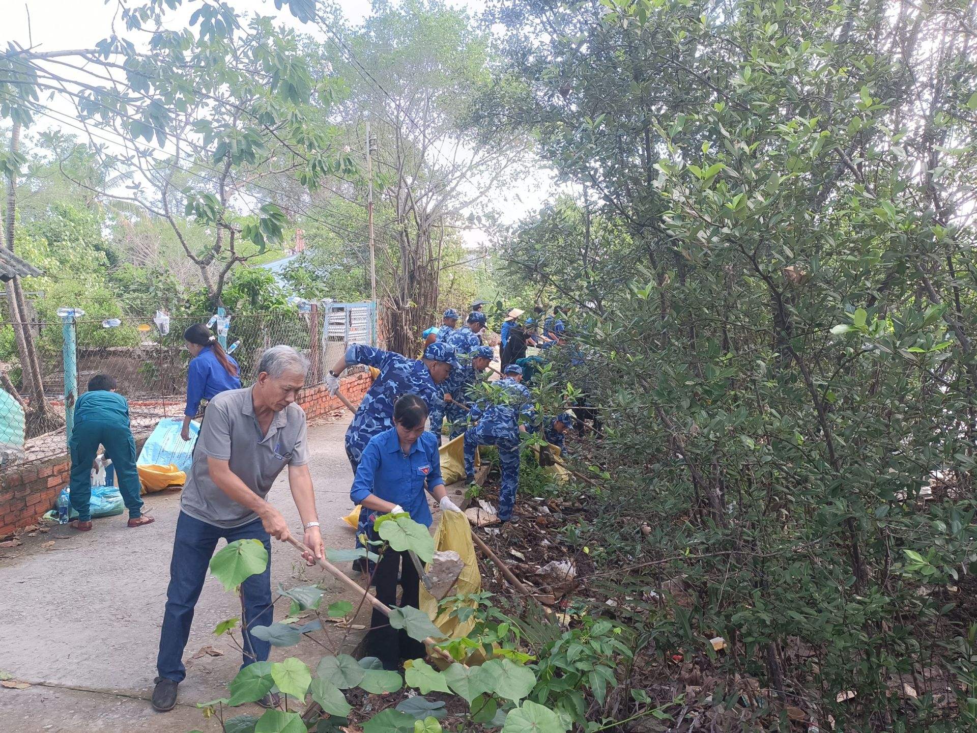 Đoàn cơ sở Hải đoàn 42 phối hợp với huyện đoàn Trần Văn Thời tiến hành dọn dẹp vệ sinh môi trường Đoàn cơ sở Hải đoàn 42 phối hợp với huyện đoàn Trần Văn Thời tiến hành dọn dẹp vệ sinh môi trường