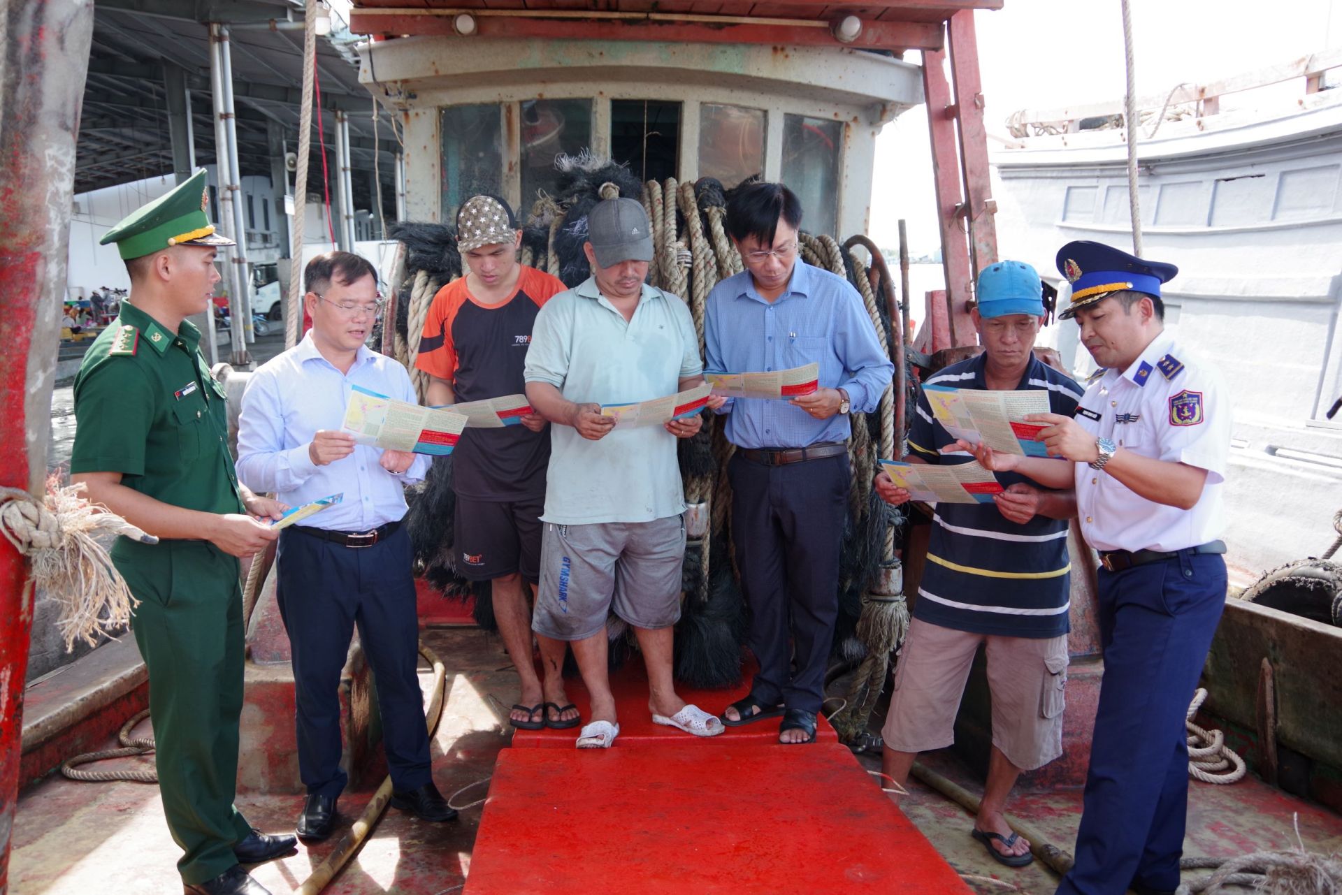 Hải đoàn 42 và các cơ quan, đơn vị, chính quyền địa phương tuyên truyền cho bà con ngư dân tại cảng cá Sông Đốc