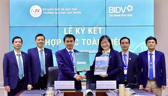 Bà Nguyễn Thị Ngọc Quỳnh (thứ 3 từ phải qua) và ông Đào Đức Tùng thực hiện nghi thức ký kết. Ảnh: VH Bà Nguyễn Thị Ngọc Quỳnh (thứ 3 từ phải qua) và ông Đào Đức Tùng thực hiện nghi thức ký kết. Ảnh: VH