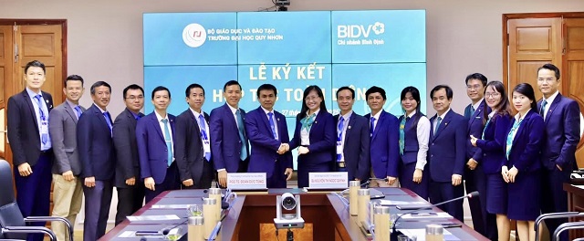 Ban tổ chức, lãnh đạo hai đơn vị chụp ảnh lưu niệm tại Lễ Ký kết. Ảnh: Văn Hoà Ban tổ chức, lãnh đạo hai đơn vị chụp ảnh lưu niệm tại Lễ Ký kết. Ảnh: Văn Hoà
