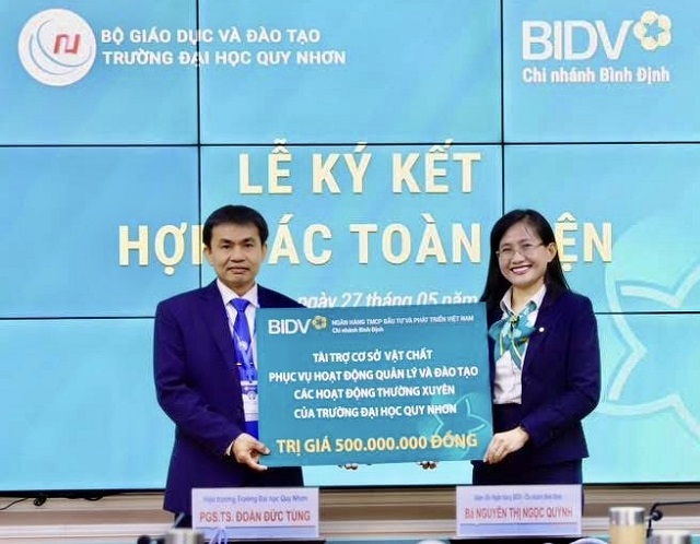 Bà Nguyễn Thị Ngọc Quỳnh (bên phải) trao bảng tài trợ 500 triệu đồng cho đại diện lãnh đạo Trường Đại học Quy Nhơn. Ảnh: VH Bà Nguyễn Thị Ngọc Quỳnh (bên phải) trao bảng tài trợ 500 triệu đồng cho đại diện lãnh đạo Trường Đại học Quy Nhơn. Ảnh: VH