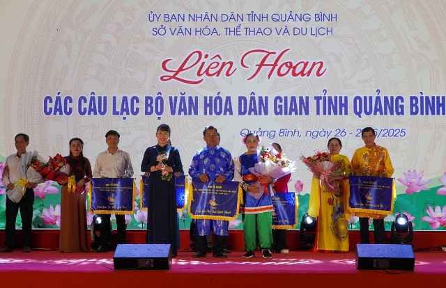 Rực rỡ sắc màu văn hóa dân gian tại đêm bế mạc liên hoan các câu lạc bộ tỉnh Quảng Bình