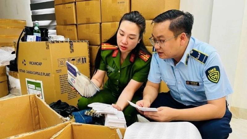 Cơ quan chức năng khám xét trụ sở một công ty sản xuất, buôn bán hàng giả quy mô lớn, thu giữ khoảng 100 tấn thực phẩm chức năng và trang thiết bị y tế giả. (Ảnh: Công an Hà Nội) Cơ quan chức năng khám xét trụ sở một công ty sản xuất, buôn bán hàng giả quy mô lớn, thu giữ khoảng 100 tấn thực phẩm chức năng và trang thiết bị y tế giả. (Ảnh: Công an Hà Nội)
