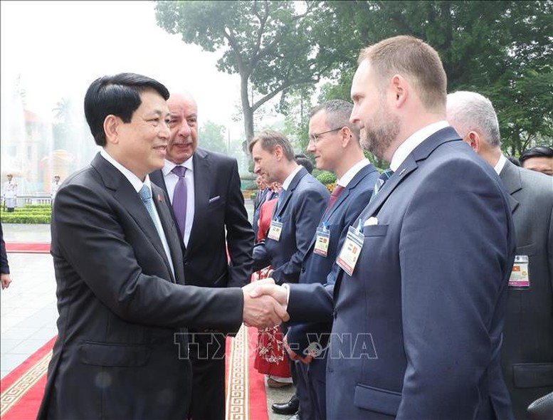 Tổng thống Sulyok Tamas giới thiệu thành viên đoàn Hungary với Chủ tịch nước Lương Cường. Ảnh: TTXVN