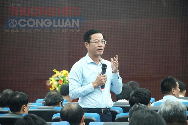 Ông Võ Nguyên Chương chia sẻ thông tin với báo chí về siêu dự án Làng Vân