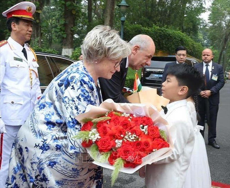 Thiếu nhi Thủ đô Hà Nội tặng hoa, chào mừng Tổng thống Hungary Sulyok Tamas và Phu nhân thăm chính thức Việt Nam. Ảnh: TTXVN