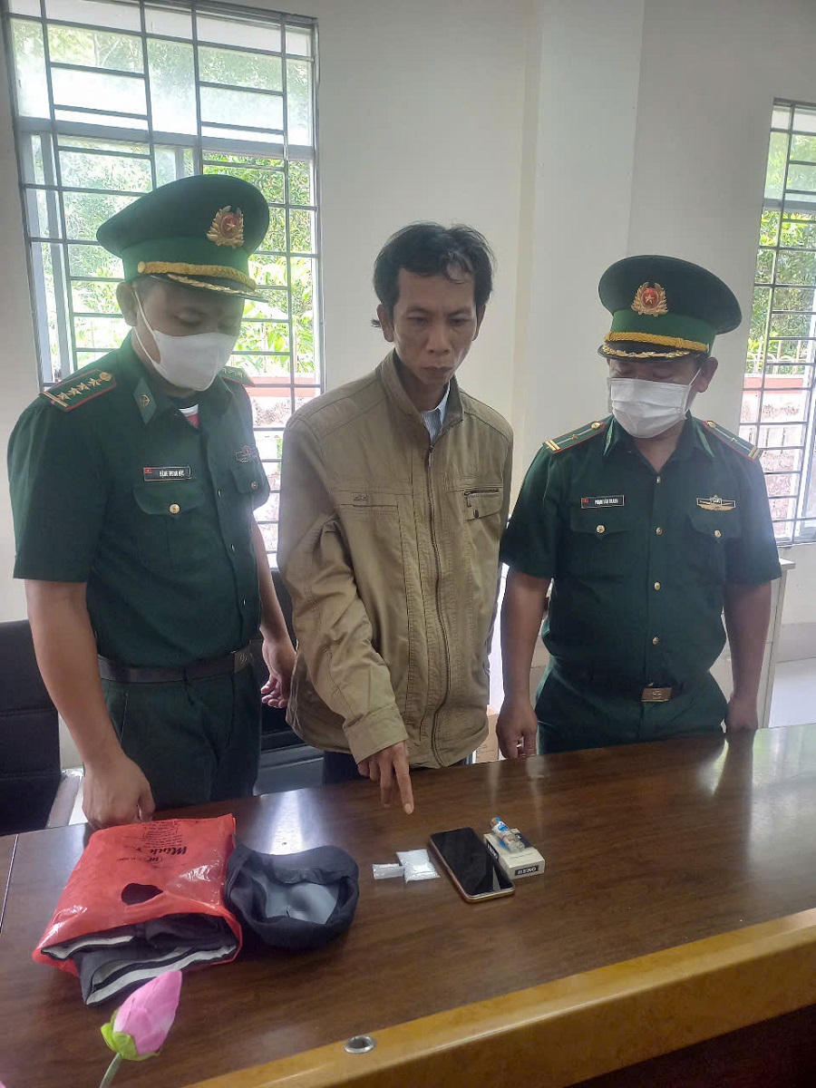 Đối tượng Phương ( giữa) và tang vật. Đối tượng Phương ( giữa) và tang vật.