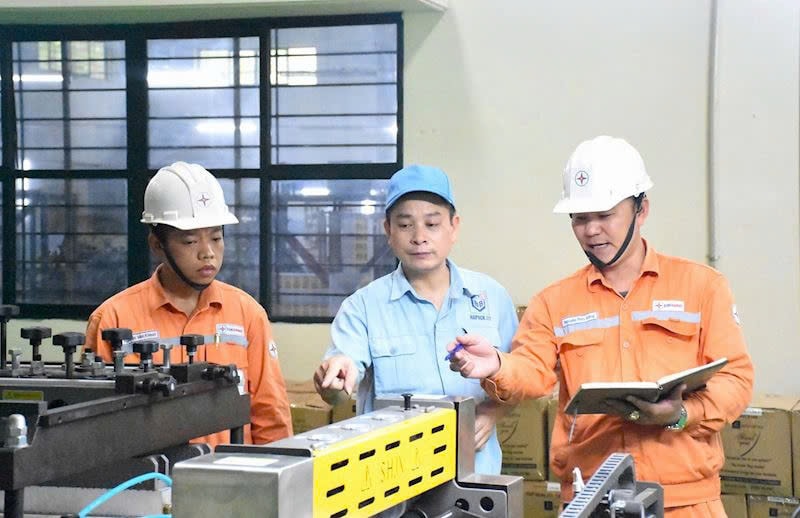 Nhân viên Tổng công ty Điện lực thành phố Hà Nội hướng dẫn khách hàng điều chỉnh phụ tải sử dụng điện nhằm giảm áp lực lên hệ thống điện