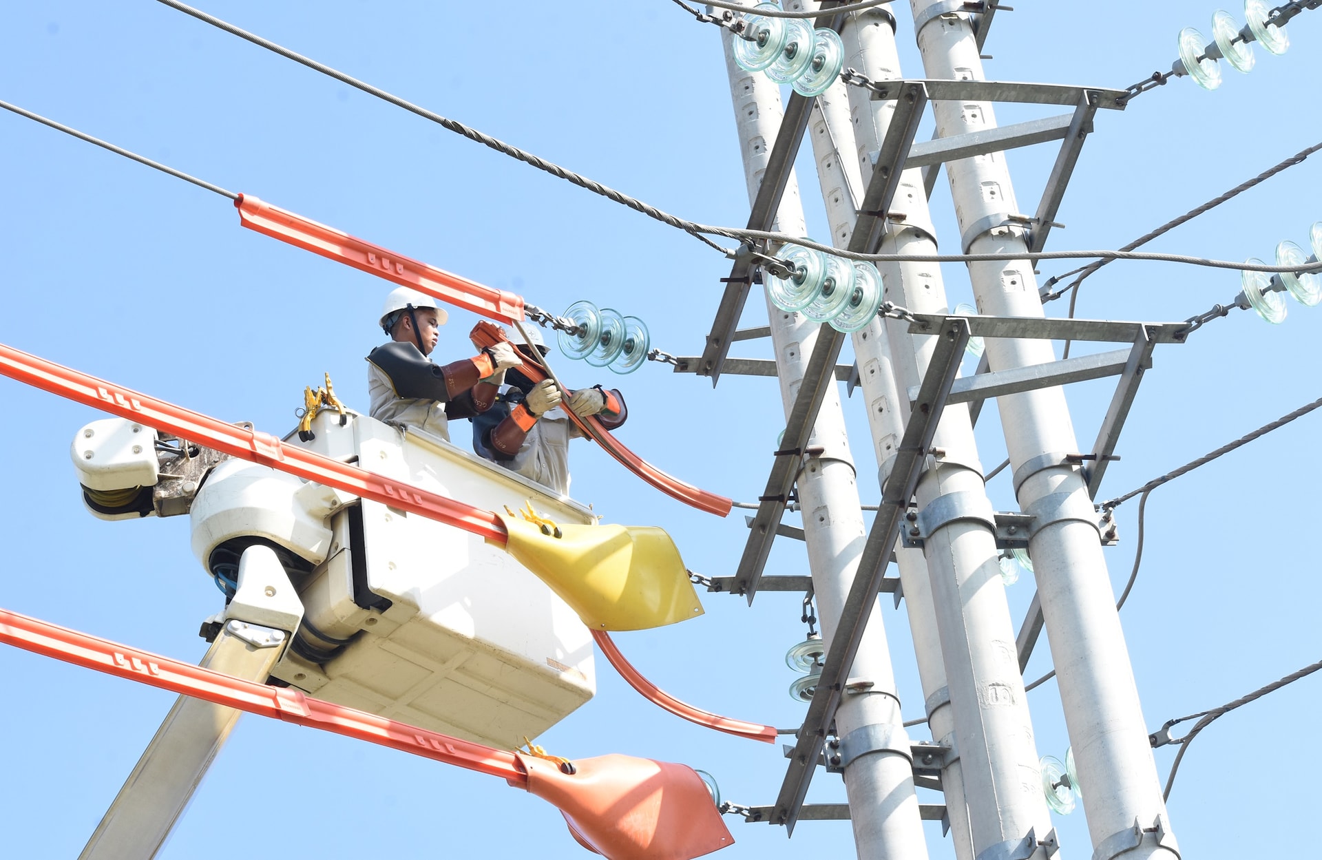 Công nhân Tổng công ty Điện lực thành phố Hà Nội sửa chữa đường dây bảo đảm an toàn cấp điện