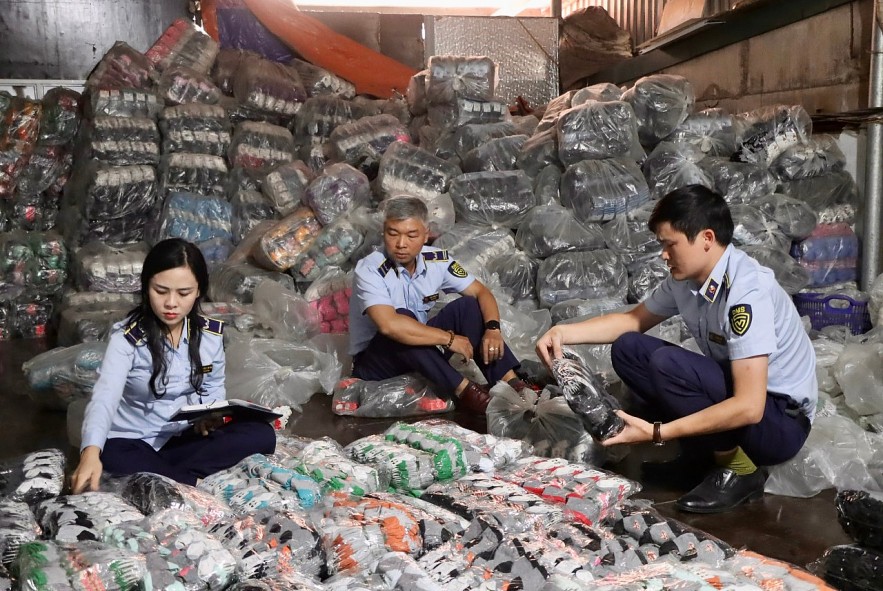 Lực lượng chức năng kiểm kê tất giả nhãn hiệu. Lực lượng chức năng kiểm kê tất giả nhãn hiệu.