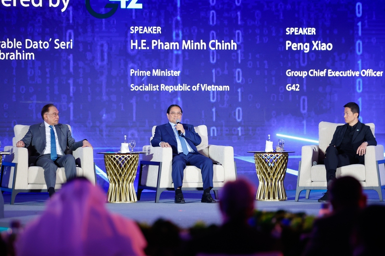 "Con người phát minh ra AI chứ không phải AI phát hiện ra con người, nên không thể để AI thắng con người hay thay thế toàn bộ con người, để con người mất hết việc làm hay mất hết sự sáng tạo", Thủ tướng Phạm Minh Chính chia sẻ - Ảnh: VGP/Nhật Bắc "Con người phát minh ra AI chứ không phải AI phát hiện ra con người, nên không thể để AI thắng con người hay thay thế toàn bộ con người, để con người mất hết việc làm hay mất hết sự sáng tạo", Thủ tướng Phạm Minh Chính chia sẻ - Ảnh: VGP/Nhật Bắc
