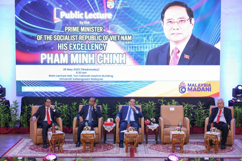 Thủ tướng trả lời các câu hỏi về các giải pháp thúc đẩy hợp tác GDĐT giữa các trường đại học hai nước, cũng như những lĩnh vực KHCN tiềm năng, thế mạnh mà Việt Nam tập trung phát triển - Ảnh: VGP/Nhật Bắc