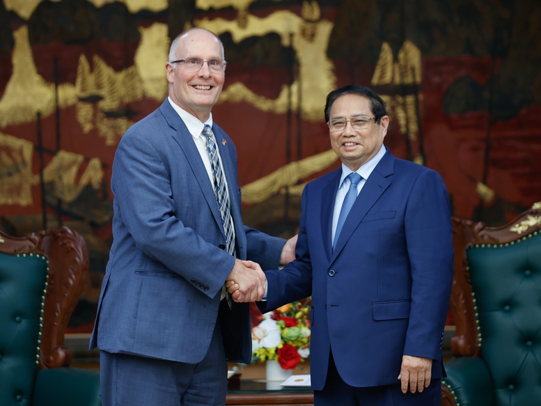 Thủ tướng Phạm Minh Chính và Hạ Nghị sĩ John Moolenaar - Ảnh: VGP/Nhật Bắc