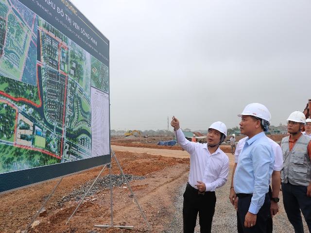 Đoàn công tác đi kiểm tra thực địa một số dự án nhà ở lớn đang triển khai tại TP. Vinh. Đoàn công tác đi kiểm tra thực địa một số dự án nhà ở lớn đang triển khai tại TP. Vinh.