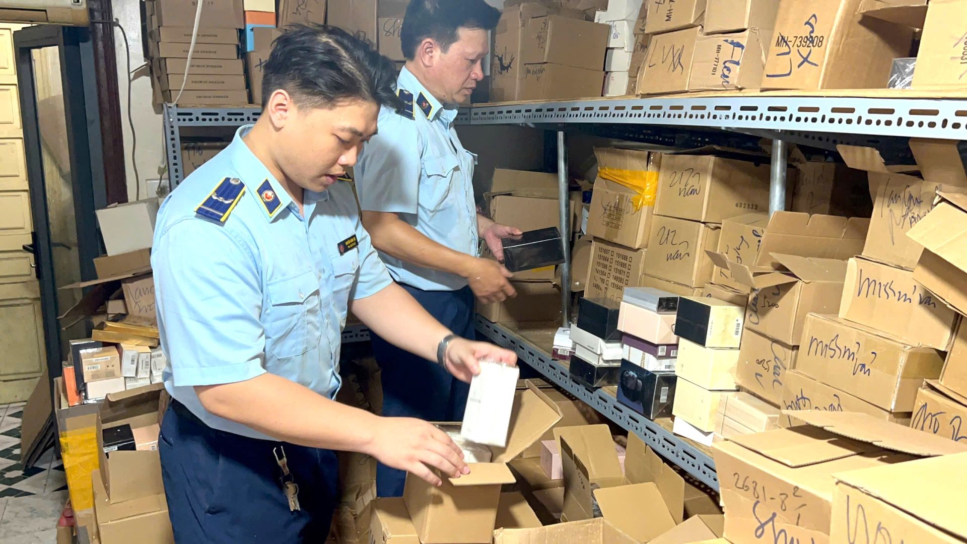 Hà Nội phát hiện kho nước hoa nghi giả hàng hiệu giữa lòng phố cổ