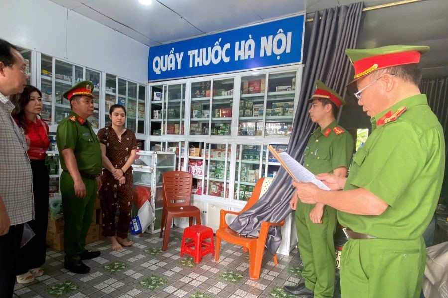 Lực lượng chức năng Quảng Bình kiểm tra, phát hiện 2 cơ sở kinh doanh thuốc Hà Nội hoạt động không phép.