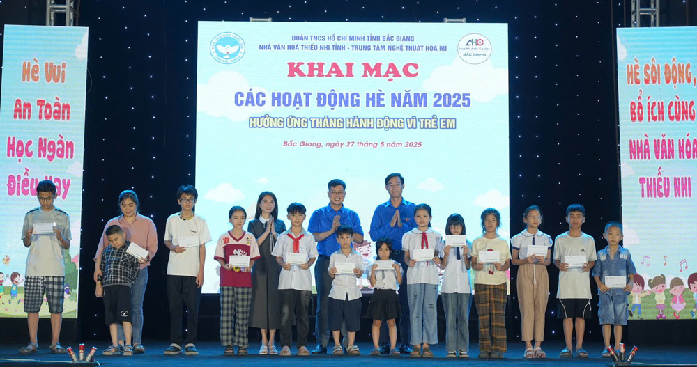 Các đại biểu trao quà cho học sinh vượt khó học giỏi, tích cực tham gia phong trào thiếu nhi trên địa bàn thành phố.
