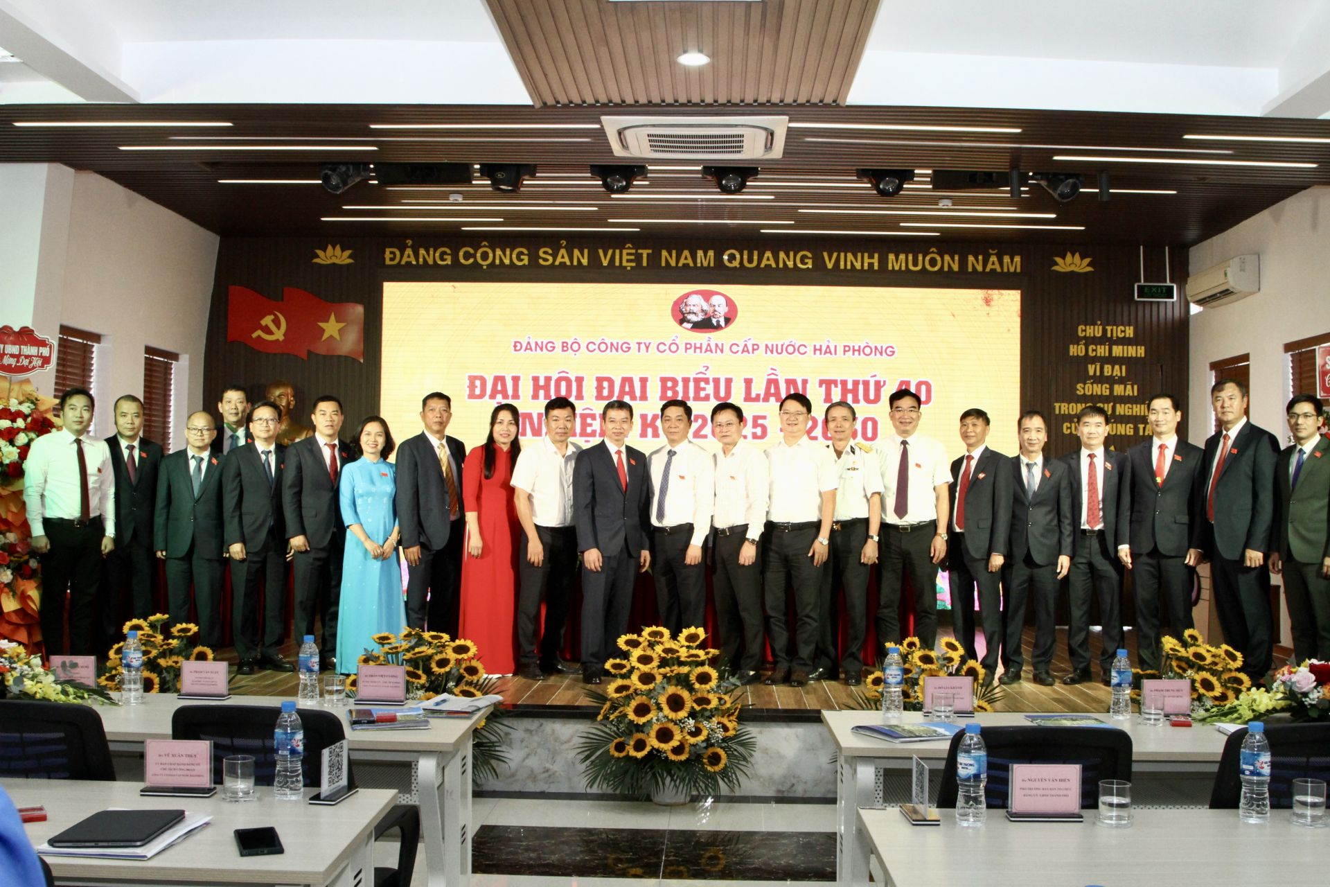 Ban chấp hành Đảng bộ công ty nhiệm kỳ 2025-2030 chụp ảnh lưu niệm với các đồng chí lãnh đạo Ban chấp hành Đảng bộ công ty nhiệm kỳ 2025-2030 chụp ảnh lưu niệm với các đồng chí lãnh đạo