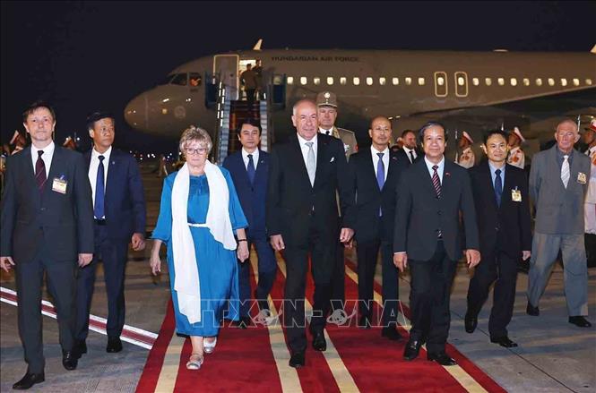 Tổng thống Hungary Sulyok Tamás và Phu nhân đến Hà Nội, bắt đầu thăm chính thức Việt Nam. Ảnh: Minh Đức/TTXVN Tổng thống Hungary Sulyok Tamás và Phu nhân đến Hà Nội, bắt đầu thăm chính thức Việt Nam. Ảnh: Minh Đức/TTXVN