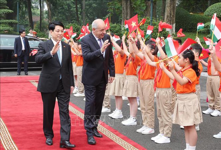 Chủ tịch nước Lương Cường và Tổng thống Hungary Sulyok Tamas với thiếu nhi Thủ đô Hà Nội. Ảnh: TTXVN