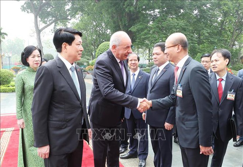 Chủ tịch nước Lương Cường giới thiệu thành viên đoàn Việt Nam với Tổng thống Hungary Sulyok Tamas. Ảnh: TTXVN