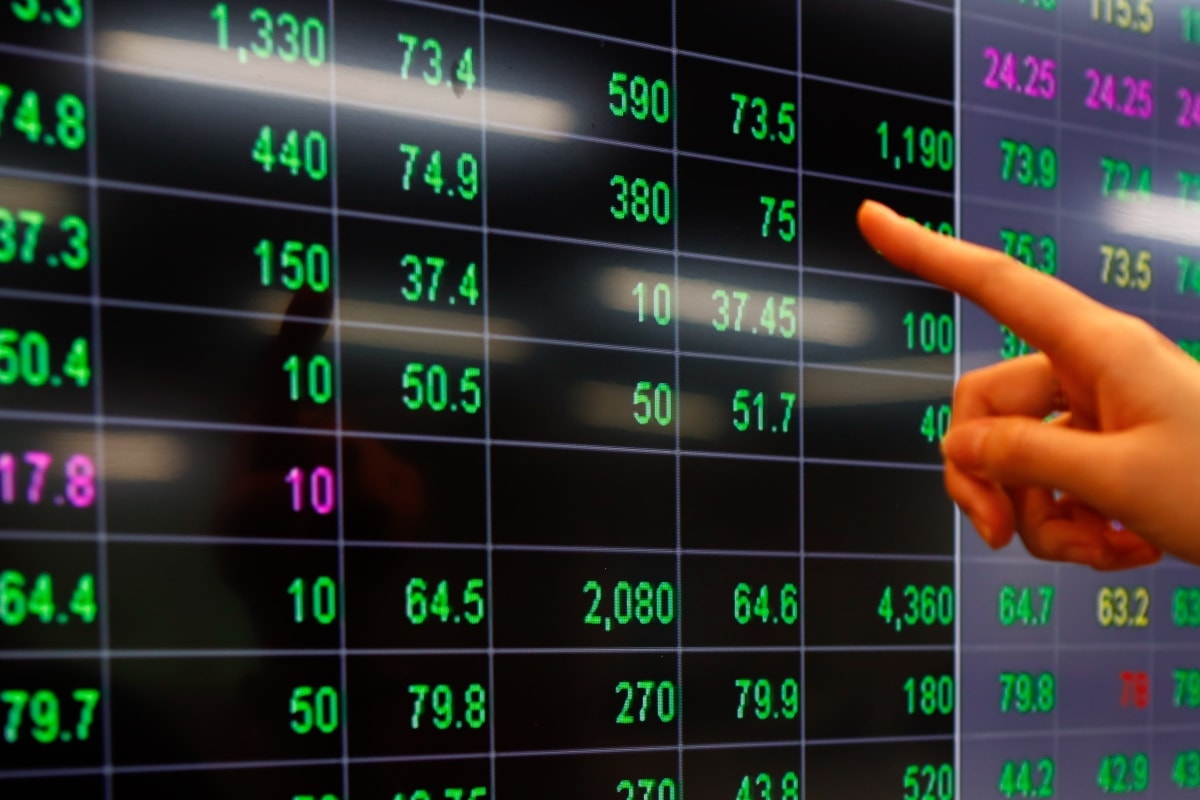 VN-Index hôm nay: Nhà đầu tư xem xét cổ phiếu nhóm ngân hàng, đầu tư công và bán lẻ VN-Index hôm nay: Nhà đầu tư xem xét cổ phiếu nhóm ngân hàng, đầu tư công và bán lẻ