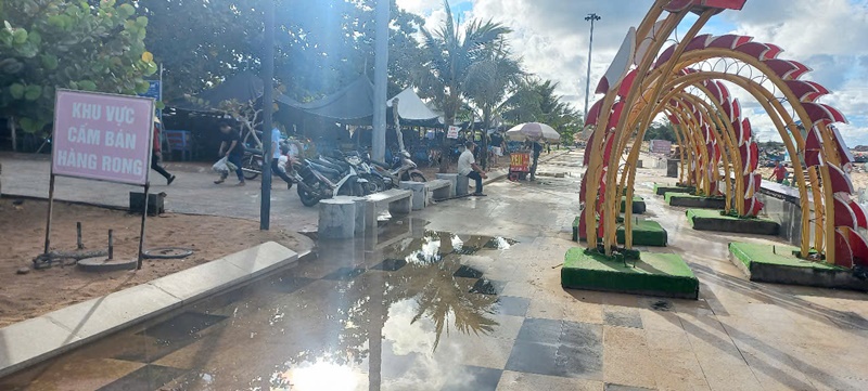 Nước đọng thành vũng trên mặt đường Nước đọng thành vũng trên mặt đường