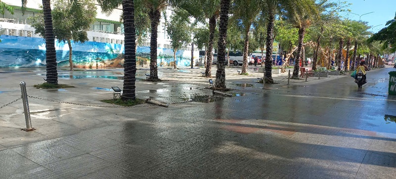 Cảnh tượng nhếch nhác ở khu bãi tắm công cộng Hồ Tràm