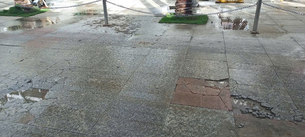 Nền đá hoa cương phố đi bộ vỡ nát Nền đá hoa cương phố đi bộ vỡ nát