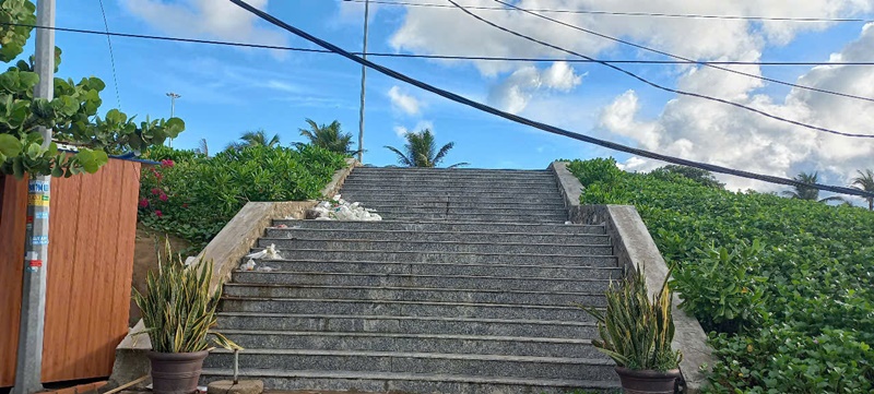 Bậc thang vốn đẹp vậy lại thành nơi đổ rác Bậc thang vốn đẹp vậy lại thành nơi đổ rác