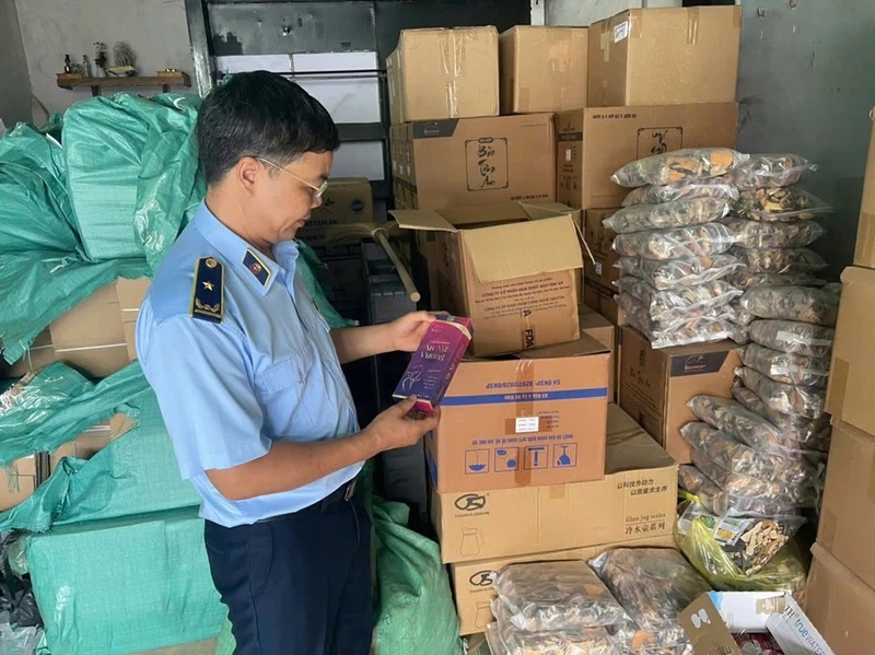Kiểm tra việc kinh doanh thực phẩm chức năng tại thị trấn Thác Bà, tỉnh Yên Bái. (Ảnh: THANH SƠN) Kiểm tra việc kinh doanh thực phẩm chức năng tại thị trấn Thác Bà, tỉnh Yên Bái. (Ảnh: THANH SƠN)