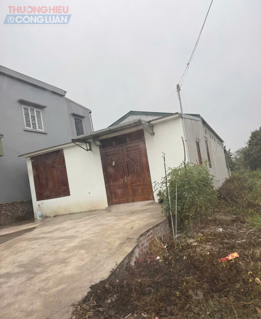 Kho hàng chứa sản phẩm máy giặt có nhãn hiệu Kawasaki luôn trong tình trạng cửa đóng, then cài Kho hàng chứa sản phẩm máy giặt có nhãn hiệu Kawasaki luôn trong tình trạng cửa đóng, then cài