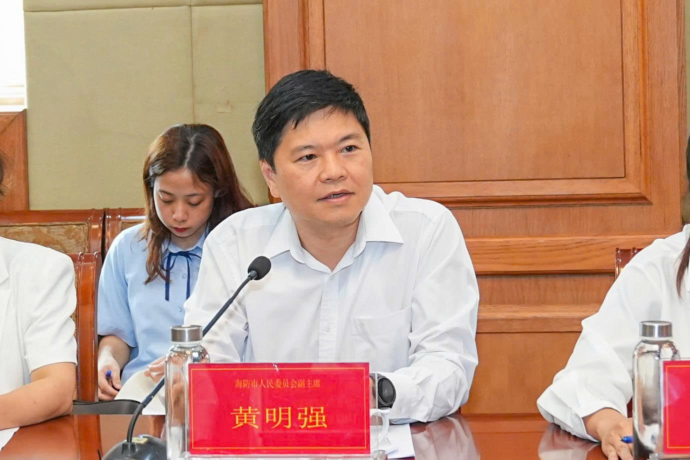 Phó Chủ tịch UBND thành phố Hoàng Minh Cường giới thiệu một số nét về thành phố Hải Phòng.