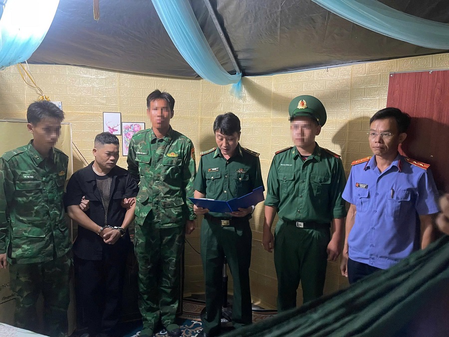 Đồn Biên phòng Côn Đảo, BĐBP tỉnh Bà Rịa - Vũng Tàu tiến hành khám xét nơi ở của đối tượng Trần Long Thắng tại Khu dân số 1, huyện Côn Đảo, tỉnh Bà Rịa - Vũng Tàu.