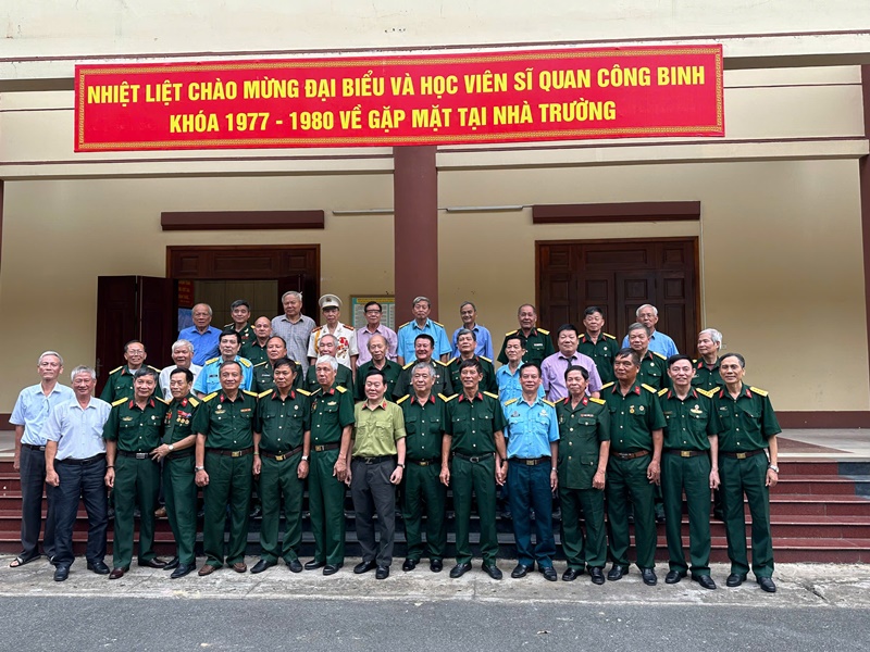 Các cựu sĩ quan Công binh niên khóa 1977 – 1980 về thăm lại mái trường xưa Các cựu sĩ quan Công binh niên khóa 1977 – 1980 về thăm lại mái trường xưa