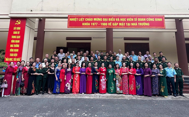 Xúc động ngày trở về thăm lại mái trường xưa của các cựu sĩ quan công binh