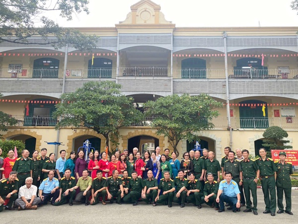 Các cựu sĩ quan Công binh đi thăm nơi ở cũ Các cựu sĩ quan Công binh đi thăm nơi ở cũ