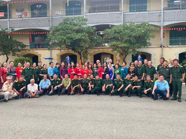 Các cựu sĩ quan Công binh đi thăm nơi ở cũ Các cựu sĩ quan Công binh đi thăm nơi ở cũ