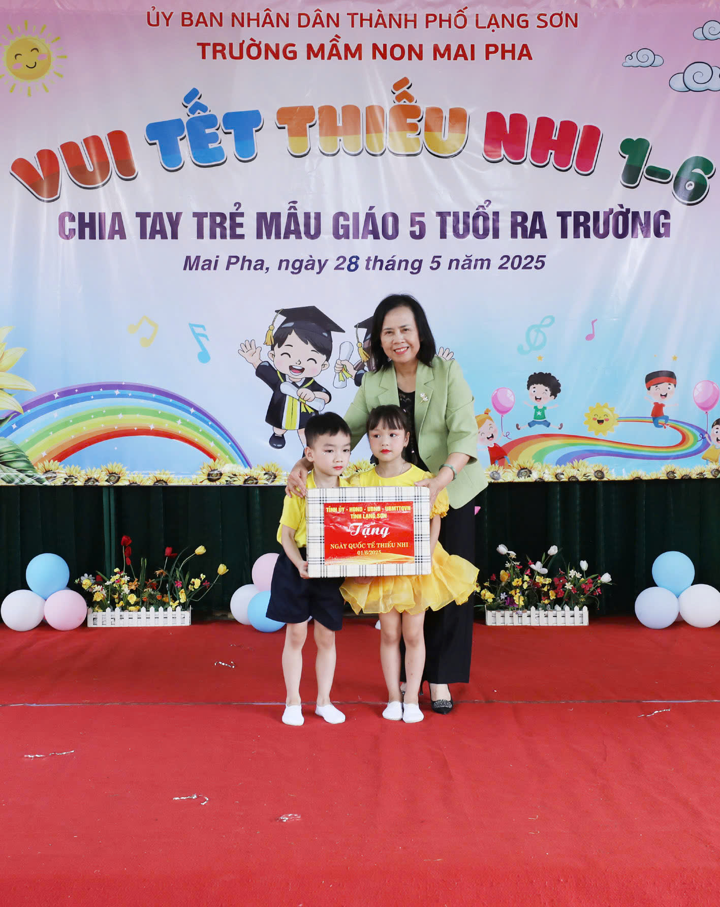 Phó Bí thư Thường trực Tỉnh ủy Lạng Sơn thăm, tặng quà Tết thiếu nhi tại thành phố Lạng Sơn