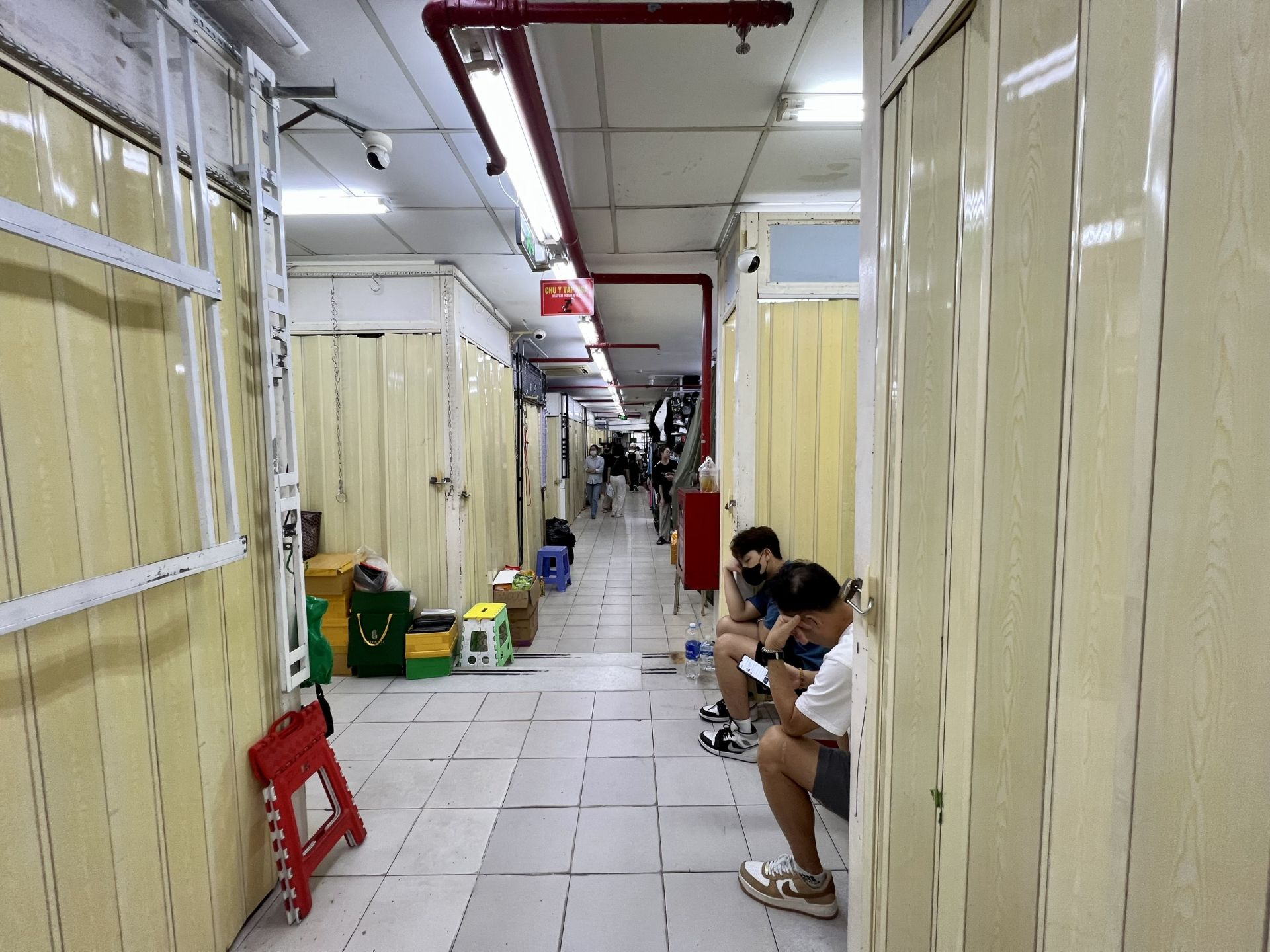 Nhiều gian hàng đóng cửa nhằm cản trở quá trình kiểm tra của lực lượng chức năng